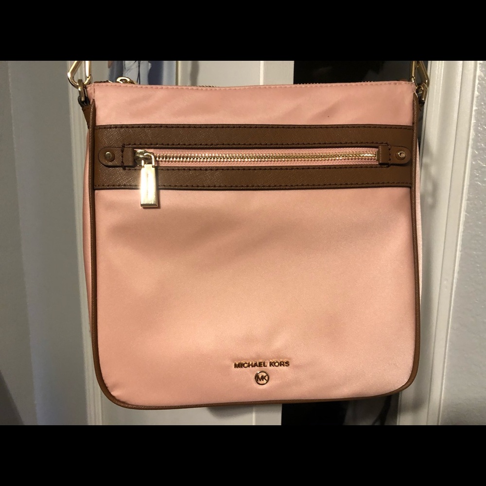 Authentic Michael Kors Crossbody. NEVER USED.